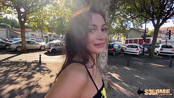 La belleza italiana Valentina muestra su talento para el anal