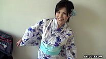 Японская брюнетка-кимоно леди Саки Аояма сосет член без цензуры.