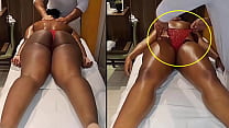 La telecamera riprende il terapista che toglie le mutandine al cliente durante il servizio - Massaggio tantrico - VIDEO REALE