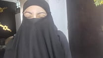 Настоящая возбужденная арабская жена сквиртует на свой никаб и мастурбирует, пока муж молится в HIJAB PORN