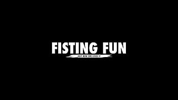 Fisting divertido por primera vez. Kira Viburn Puño anal con Stacy Bloom, sin coño, grandes boquiabiertos, orgasmo real FF026