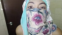 Árabe quente em jeans sensuais e niqab se masturba muçulmana esguichando buceta e esguichando em jeans