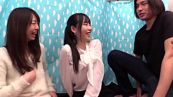 Mayu（21）和Asuka（20）在東京池袋的大頭貼寫真機裡露出褲子和乳頭！ 他們正在拍攝色情大頭貼照片。