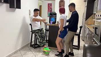 Ich tanze Reggaeton mit der Freundin meines Freundes und ich reibe meinen Schwanz in seinem Arsch vor ihm, um ihre NTR-Story Netorare zu begeistern