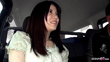 La jeune japonaise timide Madoka Araki séduit pour sucer une bite étrangère dans la voiture