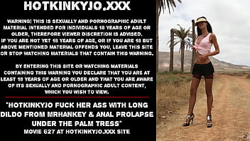 Hotkinkyjoはmrhankeyの長いディルドでお尻をファックし、ヤシの木の下で肛門を脱出します