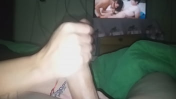 Mia moglie mi trova a guardare un porno e decide di farmi una sega finché non prende la mia sborra