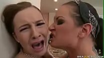 Dominika et Lulu tentan lesbiennes ont des relations sexuelles en plein air - SlutLoad.com