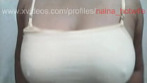 Naina lutscht ihre eigenen Brüste und fingert in der Muschi | Indisches Mädchen spielt mit Titten und Muschi
