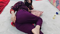 Собия Насир показывает стриптиз обнаженного тела во время видеозвонка с клиентом в WhatsApp