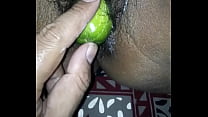 Esposa Desi comendo pepino