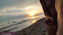 Trentenaire française pipe amateur sur une plage nue en public avec un inconnu avec éjaculation 02 - MissCreamy