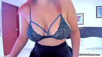 Una ragazza latina con tette enormi scopa giocattoli sessuali in webcam