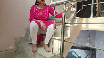 Desiaraabhabhi - インドの恥ずかしがり屋のカムワリが彼女の家主カムワリに激しく犯されました