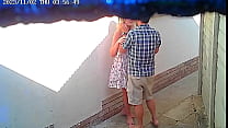 Cámara CCTV captó a una pareja follando afuera de un restaurante público