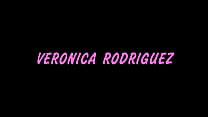 Cameriera latina in costume a rete Veronica Rodriguez si fa scopare