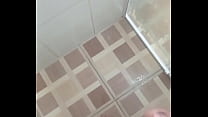 Begabter junger Mann masturbiert in der Badewanne