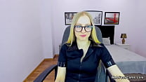 Красотка-блондинка с маленькими сиськами перед вебкамерой в любительском видео