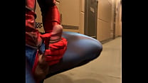 Spiderman ejakuliert draußen