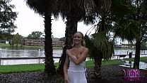 Cutie bionda è nuda nel centro di Tampa