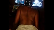 Madrastra africana se folla a su hijastro mientras ve la televisión