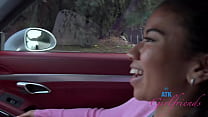 Ameena Green siendo una chica traviesa en el coche mientras le frotan el coño y chupan la polla