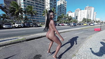 Mambo's Carnaval 2024 Brésil - Une fille sexy marche presque nue dans la rue puis va baiser dans une orgie (gangbang inversé 1on4, anal, ATOGM, ATM, bouche bée, prolapsus) OB258