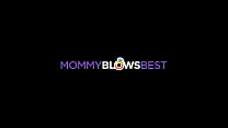 MommyBlowsBest - 私のホットなブルネットの巨乳継母が私に足コキをしてくれて、パイズリしました