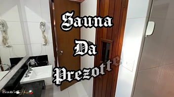 Gifted transvestite enters the sauna to show off her 22cm and the clients can't resist her dick. Lots of sex with the queen Sabrina Prezotte and Will Bravo.