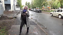 ナイロン大きなおっぱい - 透明な散歩セクシーな熟女