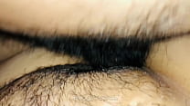 Sperme dégoulinant à l'intérieur de la chatte serrée d'une jeune femme