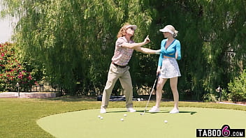 Cours de golf pour MILF de deux transexuelles qui ont rejoint le Club Swinger