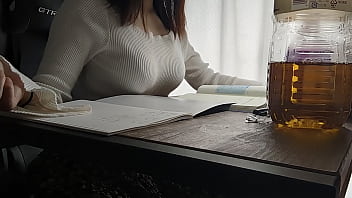 I tend to indulge in self-pleasure against my resolution. A cute perverted female college student who masturbates even though she should be studying.