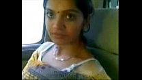 Cute desi bhabhi muestra tetas lechosas en el coche con el amante
