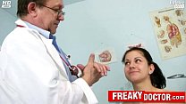 Горячую чешскую брюнетку Monika трахает пальцами папа-доктор