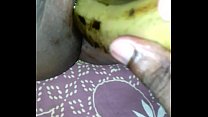 Menina tâmil brincando com banana