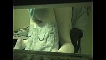 Versteckte Kamera erwischt, wie Papa Mama an ihrem Schreibtisch fickt