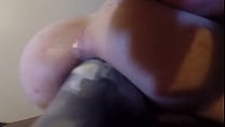 namorada inserindo um grande dildo anal