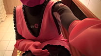 Femme de ménage dans des gants roses